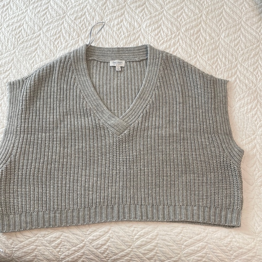 True craft sleeveless crop sweater